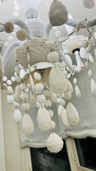 Lámpara araña blanca de estilo Bridgerton.