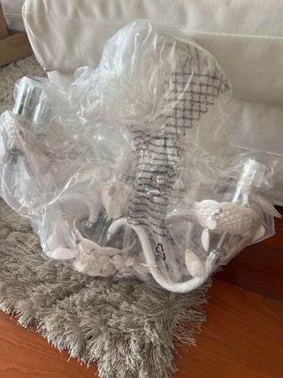 Lámpara araña blanca de estilo Bridgerton.