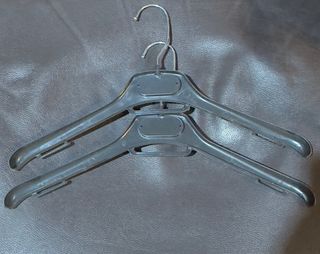 Perchas de plástico negras.