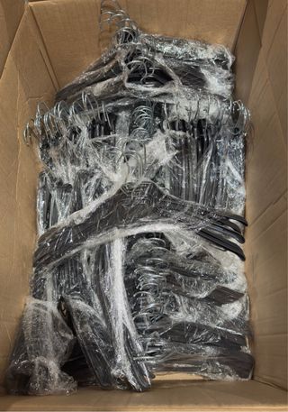 Perchas de plástico negras.