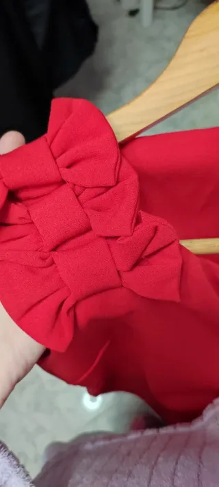 Top rojo con lazo en hombro