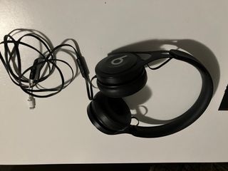 Cascos Beats Negros con Cable Lightning