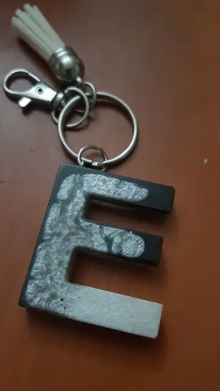 Portachiavi lettera E in resina