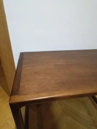 Mesa auxiliar de madera