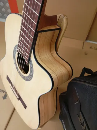 Guitarra Admira Amplificada + Funda