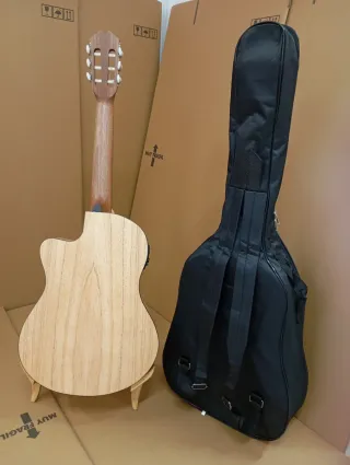 Guitarra Admira Amplificada + Funda