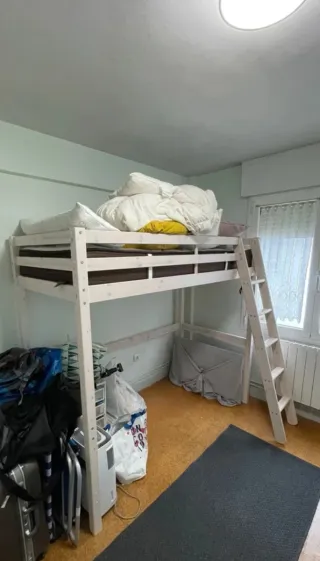Cama alta de madera blanca