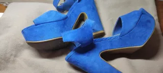 Sandalias tacón azul eléctrico ante