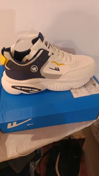 Zapatillas Warrior blancas y azules