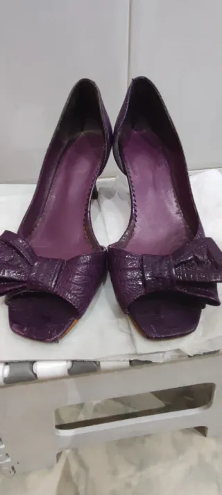 Tacones morados con lazo