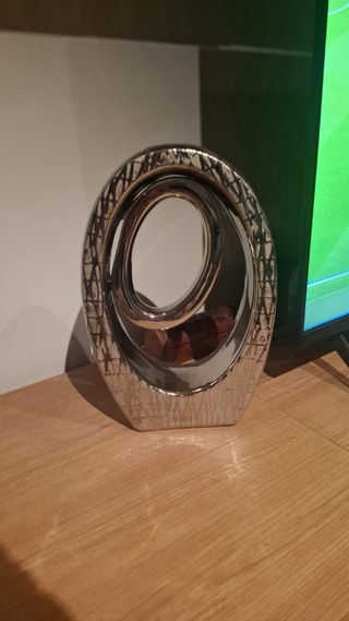 Figura decorativa cerámica abstracta dorada y plat