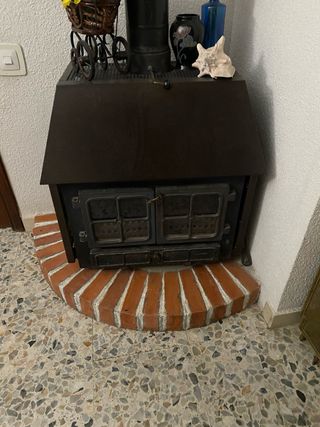 Estufa de leña antigua con poco uso