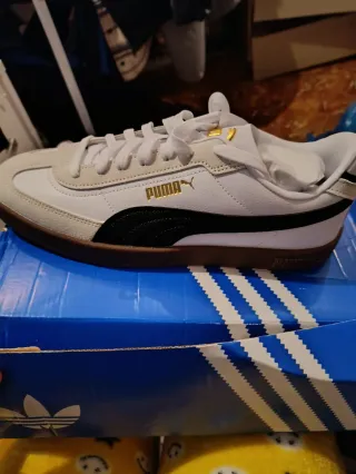 Zapatillas Puma Blancas y Doradas