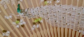 ABANICO ELEGANTE DECORADO A MANO PARA BOLSO