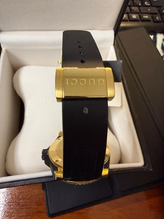 Orologio Gucci con Quadrante Rosso e Maialini