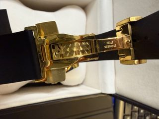 Orologio Gucci con Quadrante Rosso e Maialini