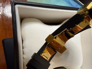 Orologio Gucci con Quadrante Rosso e Maialini