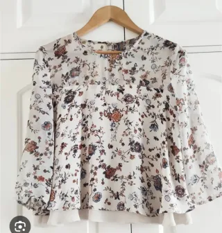 Blusa Stradivarius floral manga larga