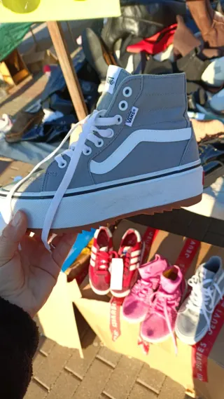 Zapatillas Vans grises y blancas