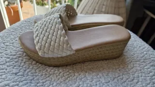 Sandalias beige tejidas