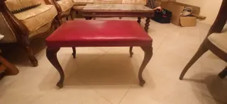 Banco otomano rojo de madera