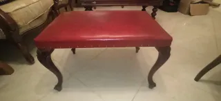 Banco otomano rojo de madera