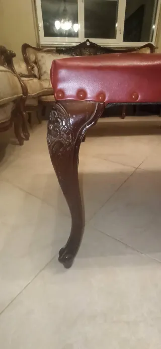 Banco otomano rojo de madera