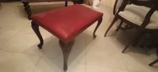 Banco otomano rojo de madera