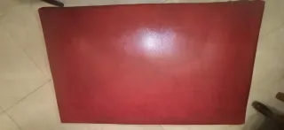 Banco otomano rojo de madera