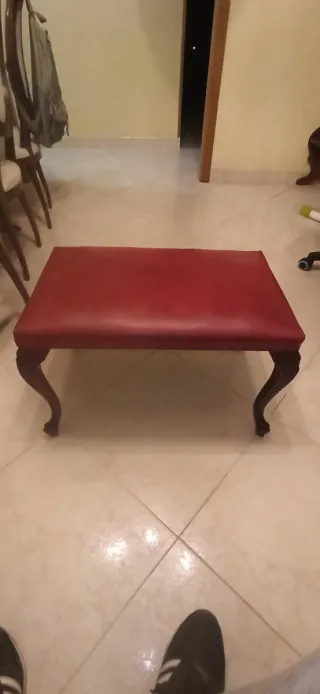 Banco otomano rojo de madera