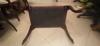 Banco otomano rojo de madera