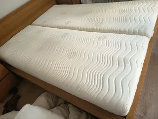Cama de madera con somier y colchón