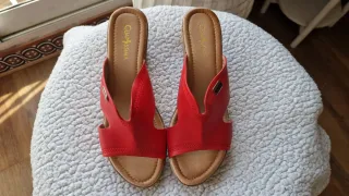 Sandalias rojas de tacón