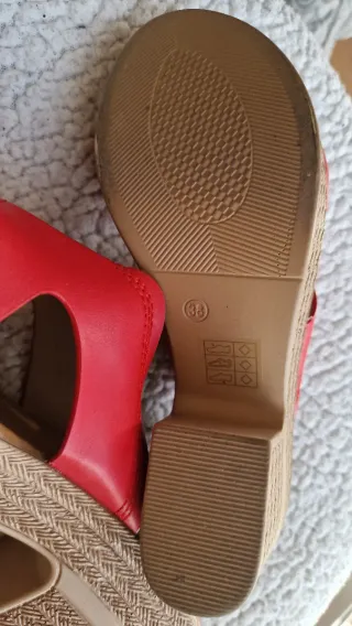 Sandalias rojas de tacón