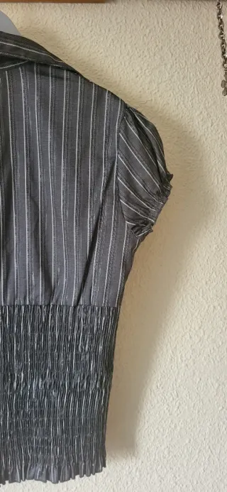 Blusa gris con rayas plateadas