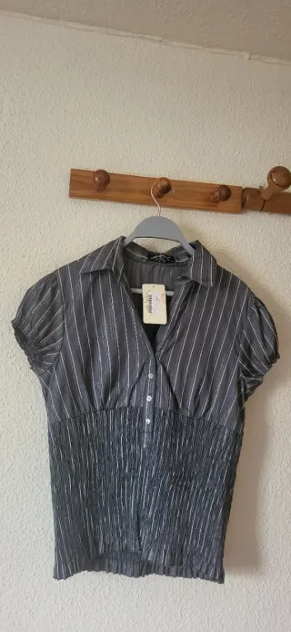 Blusa gris con rayas plateadas