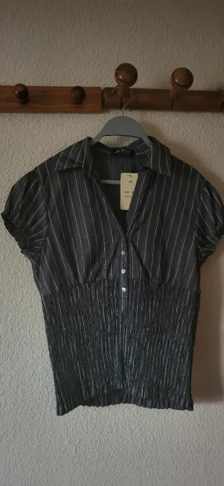 Blusa gris con rayas plateadas