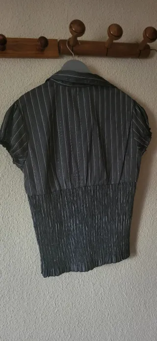 Blusa gris con rayas plateadas