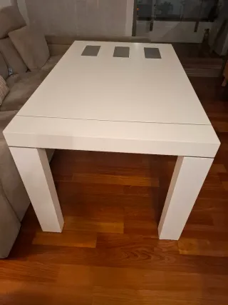 Mesa de salón blanca extensible con cristal