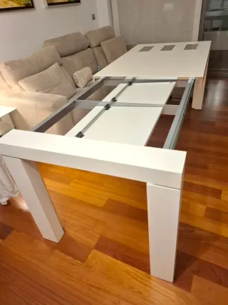 Mesa de salón blanca extensible con cristal