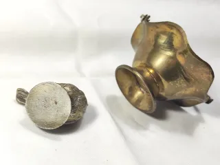 Adorno antiguo. Cesto con pájaro en metal