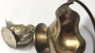 Adorno antiguo. Cesto con pájaro en metal