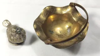 Adorno antiguo. Cesto con pájaro en metal