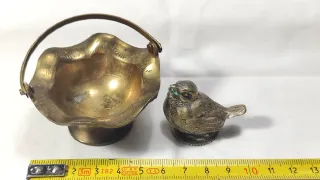 Adorno antiguo. Cesto con pájaro en metal