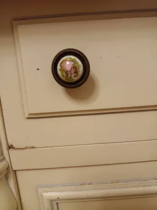 Cómoda antigua de madera color beige