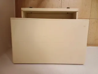 Cómoda antigua de madera color beige