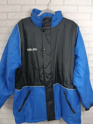Chaquetón Kelme azul y negro