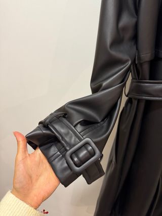 Trenchcoat efecto piel Stradivarius Talla M