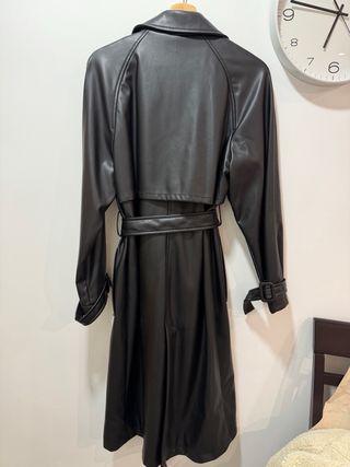 Trenchcoat efecto piel Stradivarius Talla M