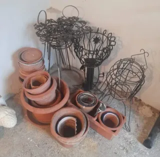 Lote macetas terracota y soportes metal